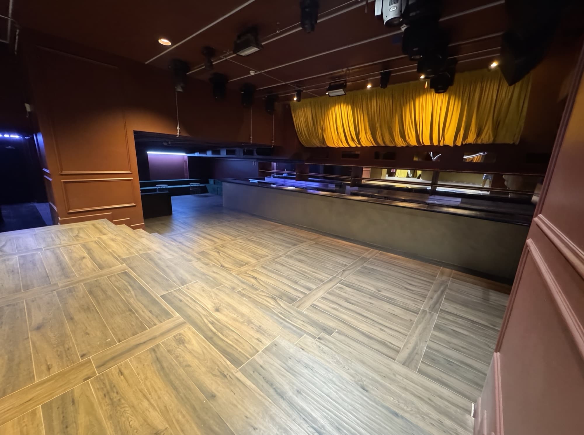 La sala entera